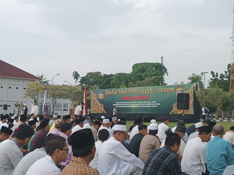 Ribuan Masyarakat Hadiri Sholat Idul Fitri 1445 H / 2024 di Halaman Mapolda Riau