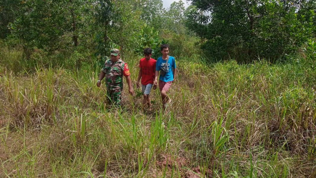 Sertu Sareh dan Masyarakat Berpatroli Bersama Cegah Karhutla