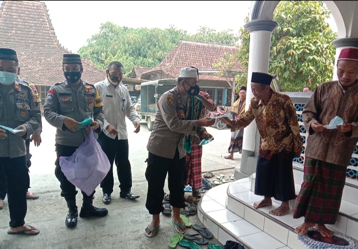 Kapolsek Sukolilo Bersama Muspika Safari Sholat Jum'at Dan Baksos Pembagian Masker
