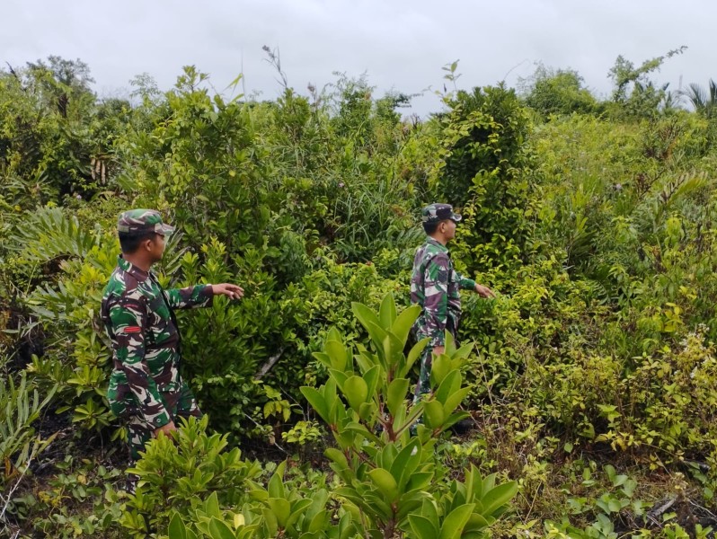 Lewat Patroli Humanis, Babinsa Edukasi Warga Soal Bahaya Bakar Lahan