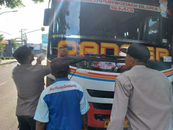 Operasi Keselamatan, Polres Blora Berikan Edukasi Tertib Berlalu Lintas Kepada Sopir Bus