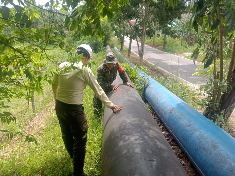Babinsa Koramil-01/Dumai Gelar Patroli Keamanan dan Sosialisasi di Sepanjang Pipa Minyak Pertamina
