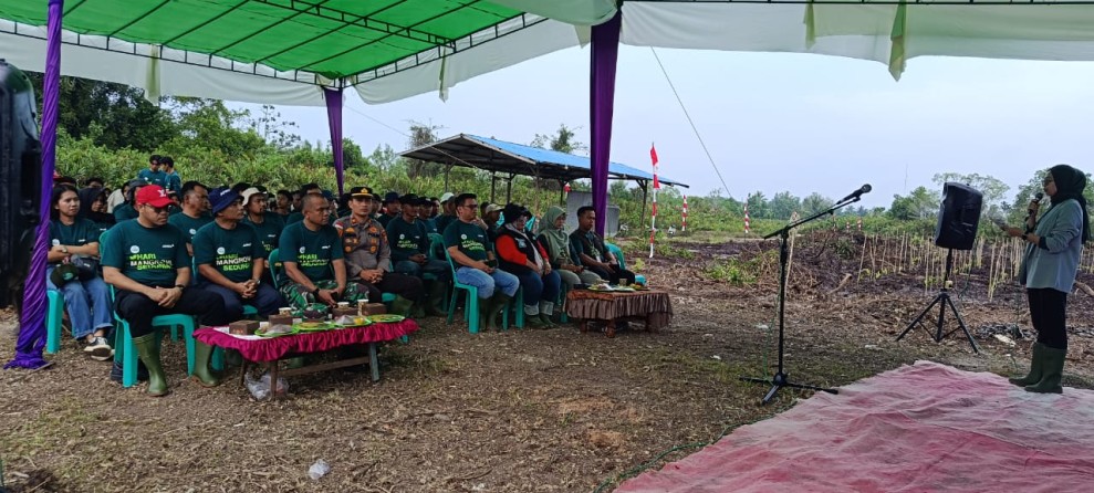Tanam Mangrove Serentak, Danramil 06/Merbau Ajak Semua Elemen Lestarikan Lingkungan Pantai