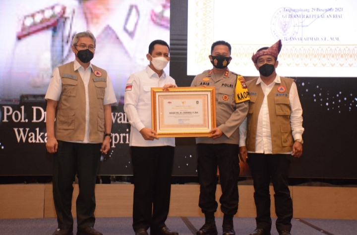 Kapolda Kepri Terima Penghargaan Dari Badan Nasional Penanggulangan Bencana (BNPB) RI