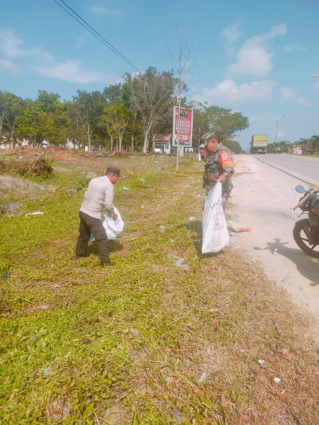 Sertu Sareh dan Masyarakat Laksanakan Gotong Royong Pembersihan Jalan Tuanku Tambusai