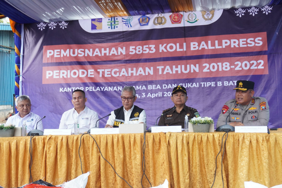 Kapolda Kepri Ikuti Pemusnahan Barang Bekas Impor Ilegal Senilai Rp. 17,4 Miliar