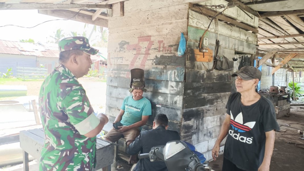 Babinsa Koramil 06/Merbau Perkuat Silaturahmi Lewat Komsos di Kampung Pancasila