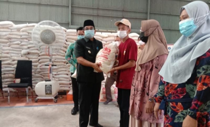 Bupati Tanjung Jabung Barat Launching Penyaluran Perdana Bantuan Beras PPKM