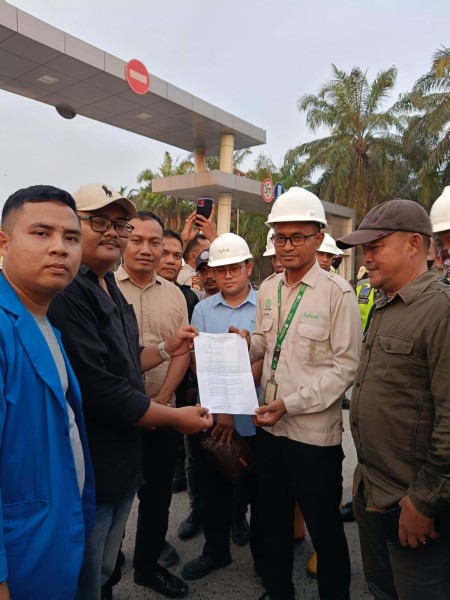 PT Sari Dumai Oleo Didemo, Manajemen Lambat Hadir hingga Massa Bakar Ban