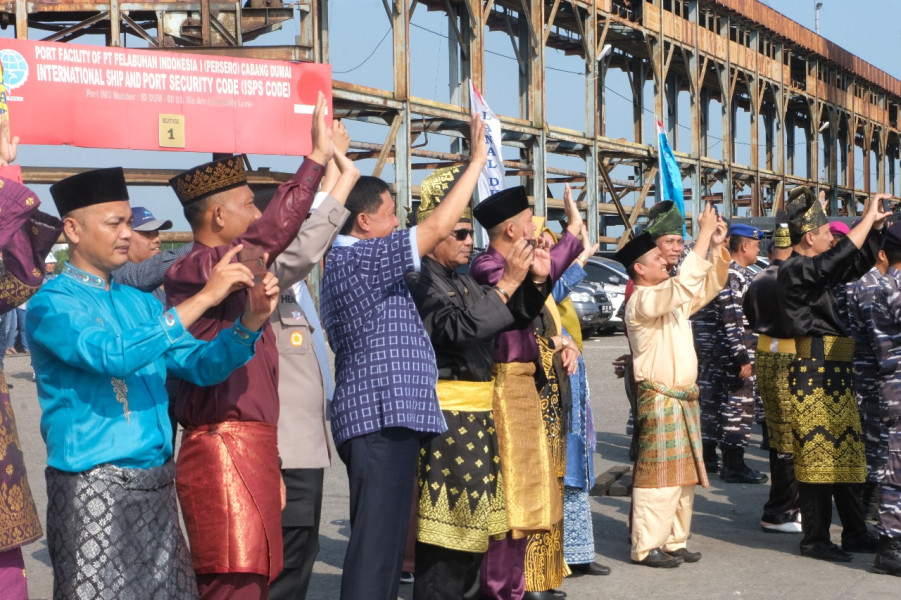 Dandim Dumai Beri Penghormatan pada KRI Dewaruci Saat Tinggalkan Kota Idaman