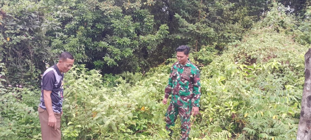 Babinsa Merbau Ingatkan Warga Jangan Bakar Lahan Saat Patroli Karhutla