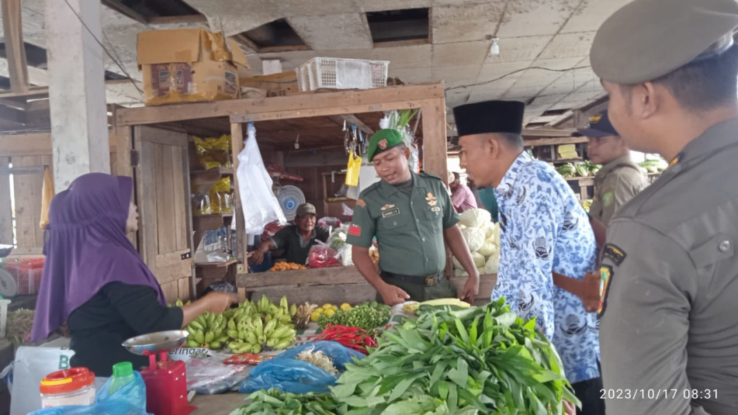 Komsos Bersama Pedagang, Ini Yang Disampaikan Oleh Babinsa Koramil 06 Merbau