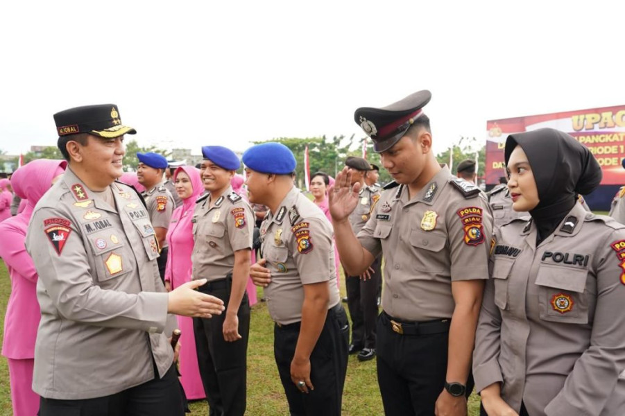 Kapolda Riau Pimpin Upacara Kenaikan Pangkat Personel Polda Riau Periode Juli 2024