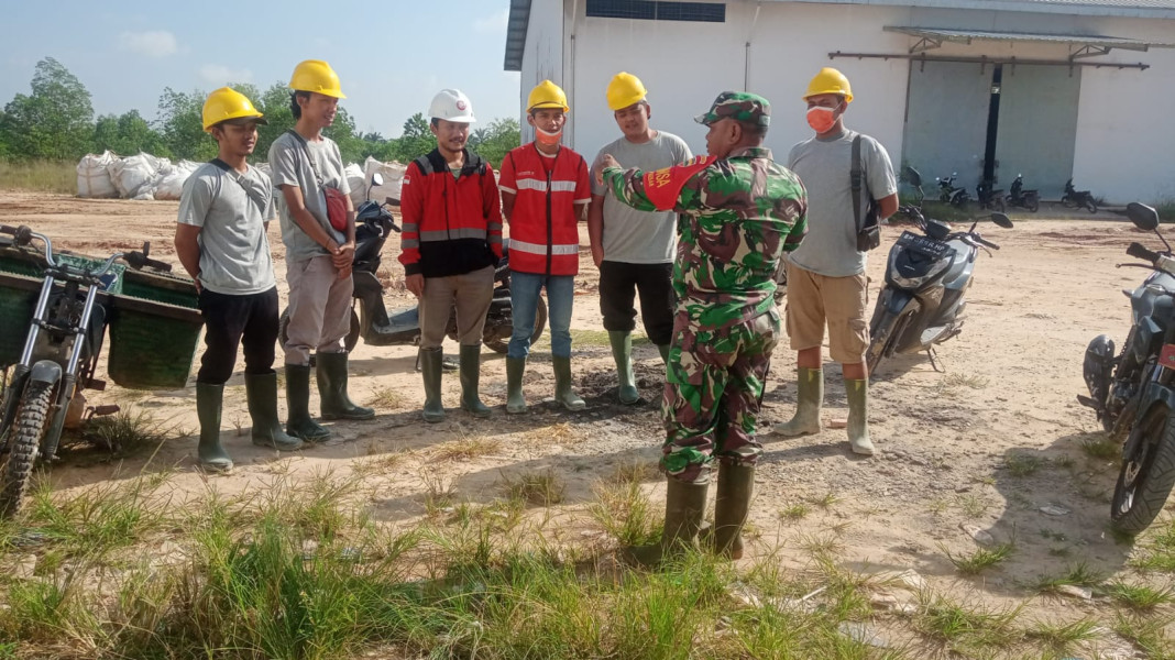 Sertu Sareh Berikan Pemahaman Bahaya Karhutla Kepada Masyarakat