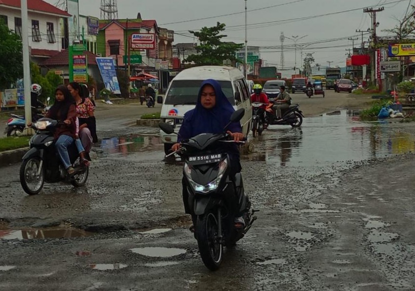 Jalan Jalur Dua Ujungbatu Rusak Berat, Berlobang Besar