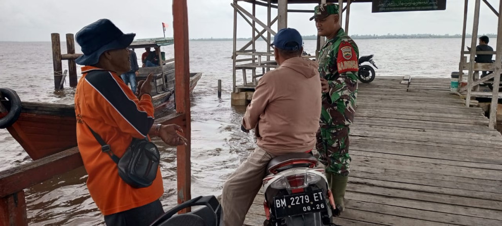 Temui Masyarakat, Serda Ansari Sampaikan Pentingnya Menjaga Kerukunan Dalam Bermasyarakat
