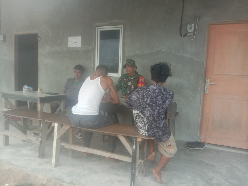Babinsa Teluk Makmur Serda Cerzakatno Laksanakan Giat Komsos Dengan Masyarakat