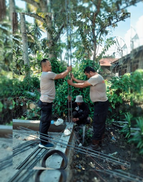 Gerimis Tak Surutkan Langkah Brimob Polda Sumut Bangun Hunian Warga Terdampak Banjir di Tapsel