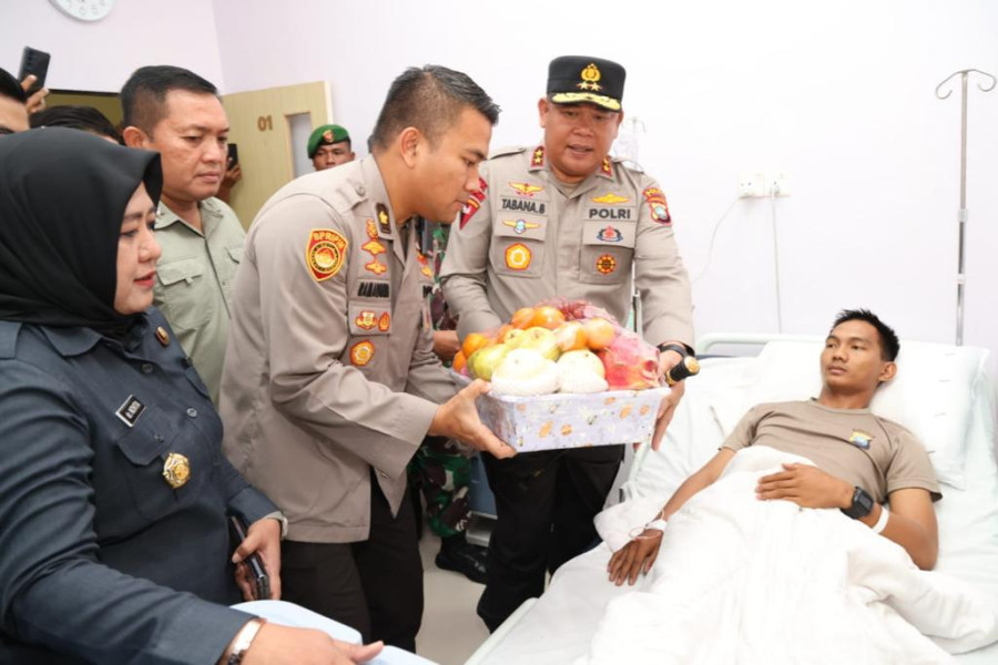 Kapolda Kepri Kunjungi Personel Dan Petugas Pengamanan Yang Terluka Dalam Aksi Unjuk Rasa Di RS Bhayangkara Batam