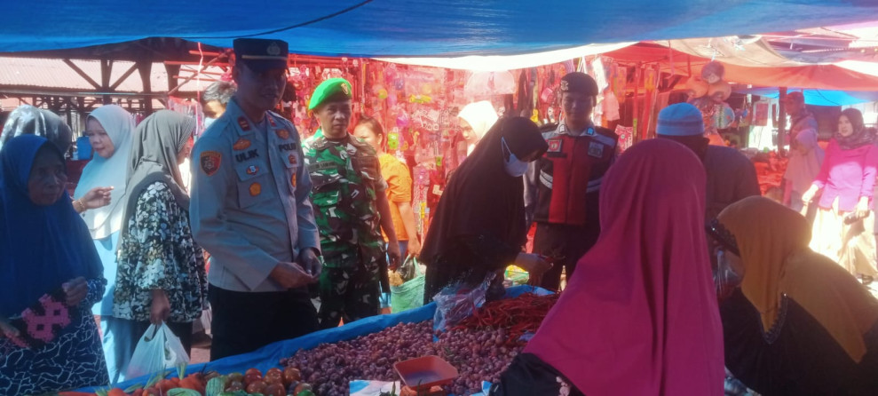 Monitoring Harga Kebutuhan Pokok, Kapolsek Tandun Patroli di Pasar Tradisional Desa Tandun