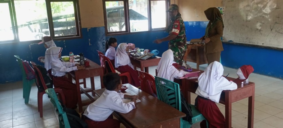 Babinsa Dukung Peningkatan Gizi Anak Melalui Program SPPG Merbau