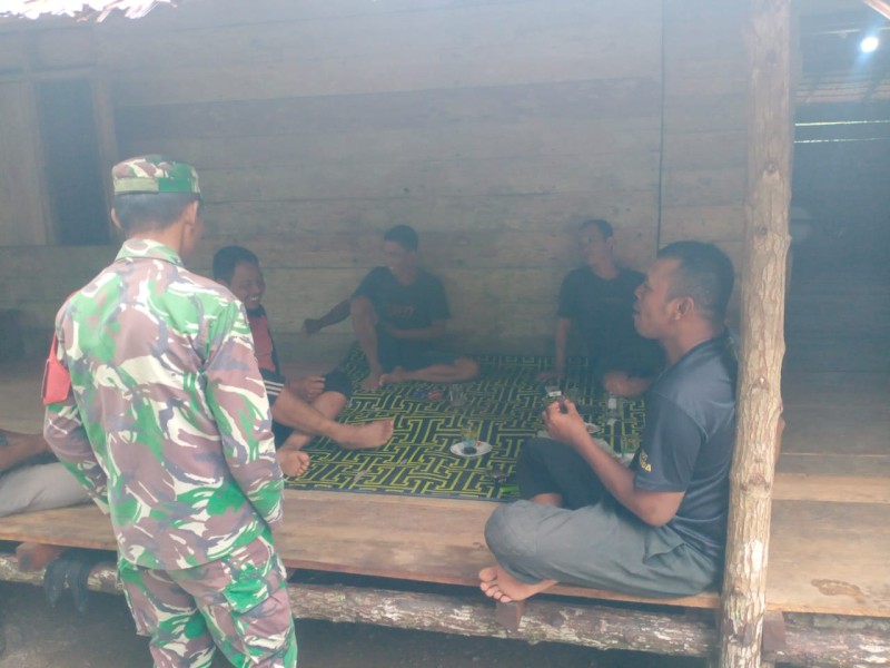 Babinsa Koramil 06/Merbau Gelar Komsos Bersama Warga Kampung Pancasila