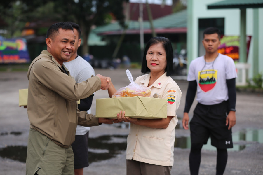 Dandim Serahkan Bingkisan Kepada Anggota Yang Merayakan Natal dan Tahun Baru