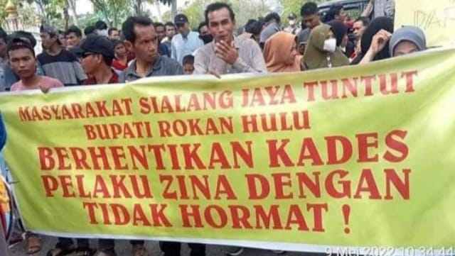 Ratusan Warga Geruduk Kantor Bupati Rokan Hulu Tuntut Oknum Kades Segera Dicopot Dari Jabatannya