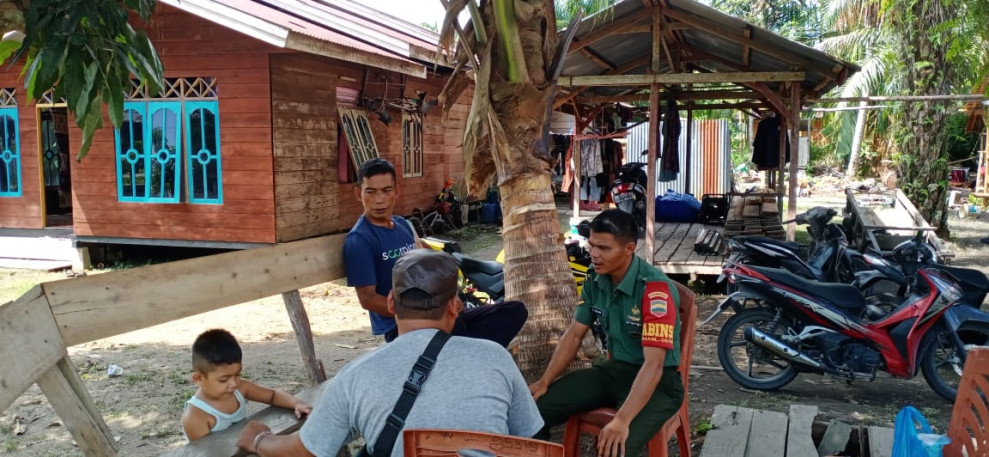 Membangun Ideologi, Babinsa Ajak Warga Kampung Pancasila Jaga Kebersihan