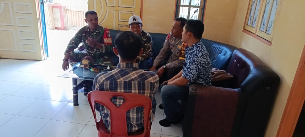 Suasana Penuh Keakraban Warnai Komsos Babinsa Bersama Masyarakat Teluk Belitung