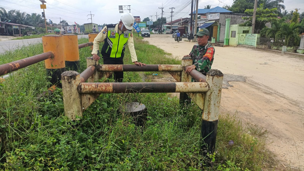 Pengecekan Jaringan Pipa Pertamina Oleh Serda M Andi Darmawan Serta Sosialisasikan Keamanan