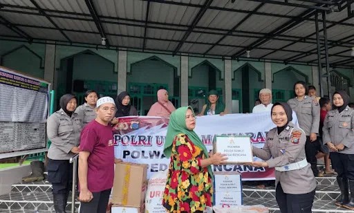 Uluran Tangan di Tengah Longsor Sibolga, Polwan Polda Sumut Hadir Menguatkan Warga