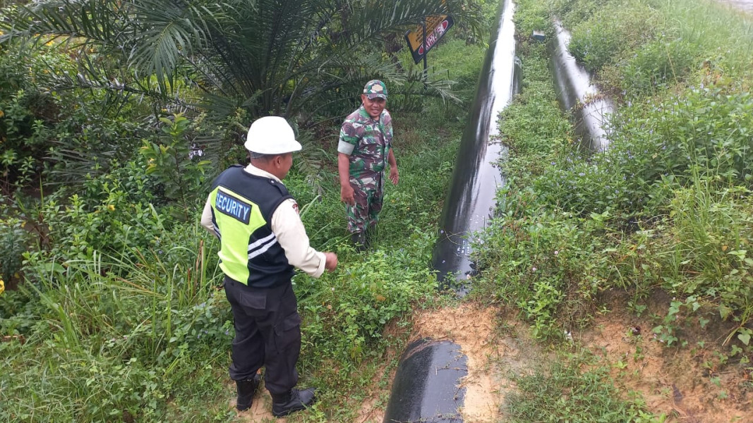 Binter dan Sosialisasi Keamanan Pipa Minyak Dilaksanakan Babinsa Koramil 02 dan Security