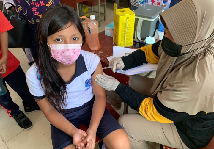 Bid Dokkes Polda Kepri Bersama RS Bhayangkara Batam Kembali Gelar Vaksinasi Terhadap Anak Usia 6 - 11 Tahun