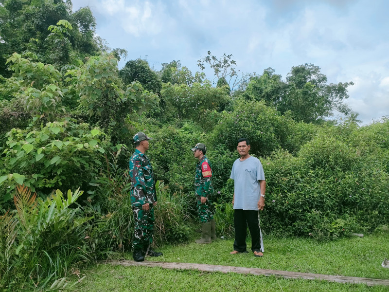 Sinergi Babinsa dan Warga Desa Mengkopot Jaga Lingkungan dari Karhutla