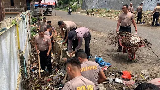 Brimob Polda Sumut Bersihkan Pasar Sipirok, Wujud Nyata Kepedulian Lingkungan di Tapanuli Selatan