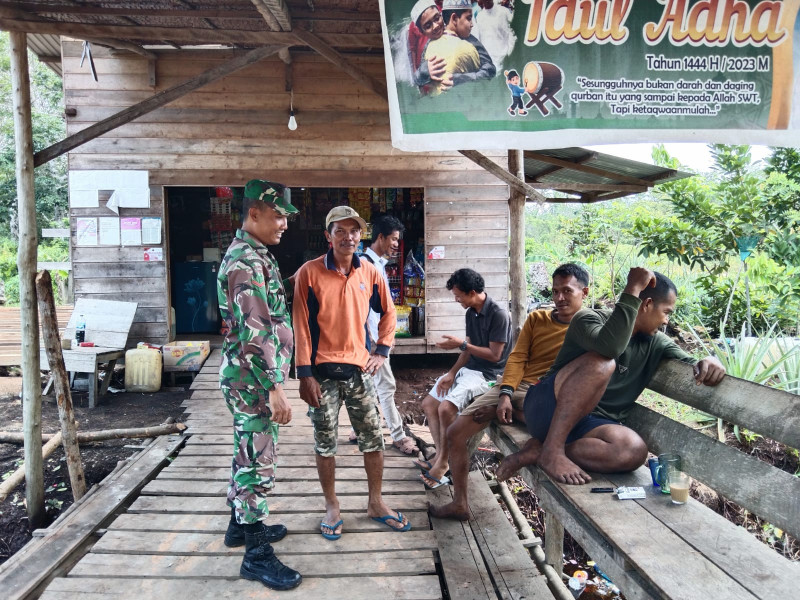 Babinsa dan Masyarakat Kampung Pancasila Laksanakan Komsos Guna Mempererat Tali Silaturahmi