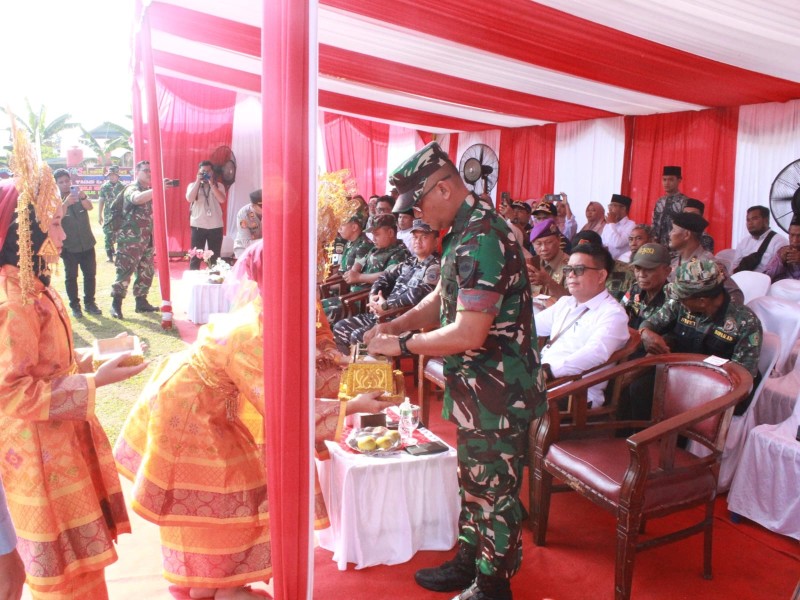 Kasrem 031/Wira Bima, Kolonel Kav Eko Agus Nugroho, S.I.P., M.Si. Pimpin Upacara Penutupan Program TMMD ke 124 Kodim 0320 Dumai