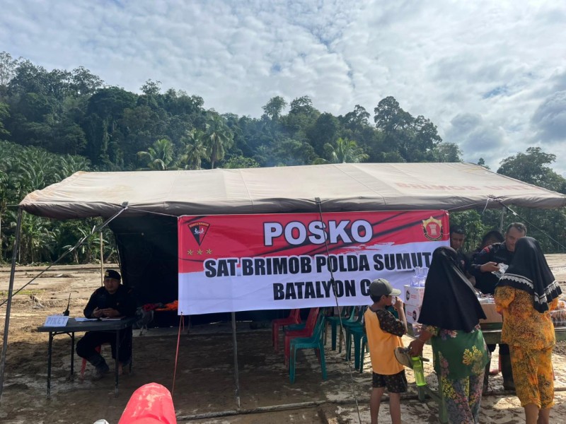 Brimob Polda Sumut Intensif Lakukan Tanggap Bencana di Tabagsel, Evakuasi Warga dan Berikan Bantuan Kemanusiaan