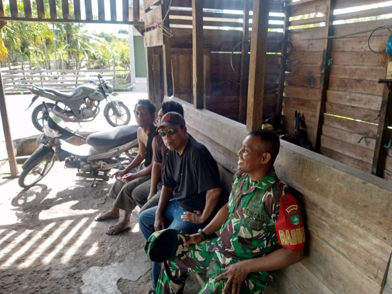 Babinsa Serda Syahrul Ismail Perkuat Sinegritas Lewat Komsos di Kampung Pancasila