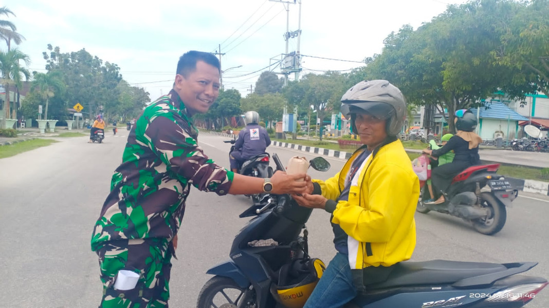 Tebar Kebaikan, Kodim 0320/Dumai Serahkan Ratusan Nasi Kepada Masyarakat