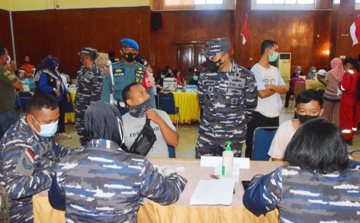 DANLANAL DUMAI TURUNKAN TIM VAKSINATOR DI PENDOPO SRI BUNGA TANJUNG KOTA DUMAI