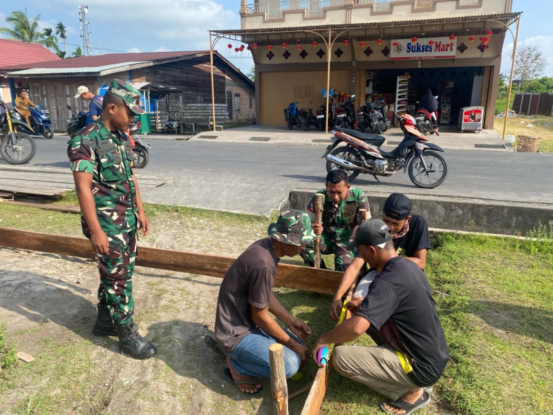 Kehadiran Babinsa Koramil 06/Merbau Kodim 0303/Bengkalis Mengukuhkan Kedekatan TNI dengan Warga Kampung Pancasila