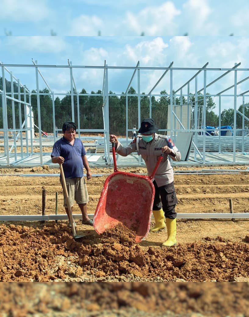 Brimob Sumut Turun Langsung Bantu Pembangunan Hunian Sementara Warga Sipirok Pascabencana