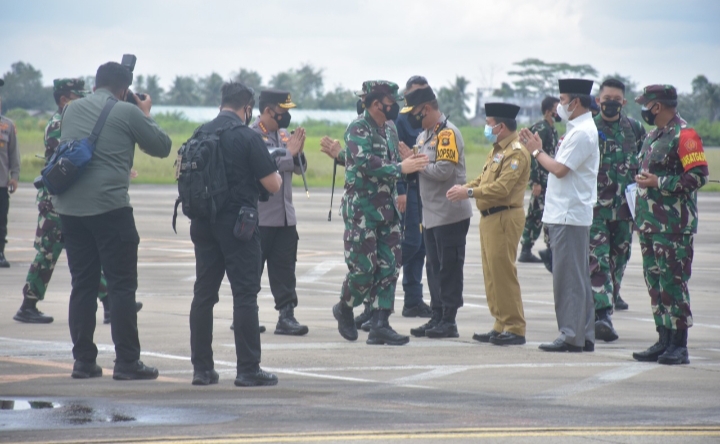 Kapolda Jambi Bersama Gubernur Jambi Sambut Kedatangan Panglima TNI Dan Kapolri