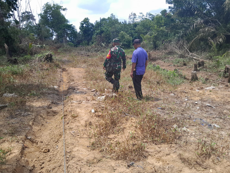 Cegah Karhutla, Babinsa Dumai Selatan Intensifkan Patroli
