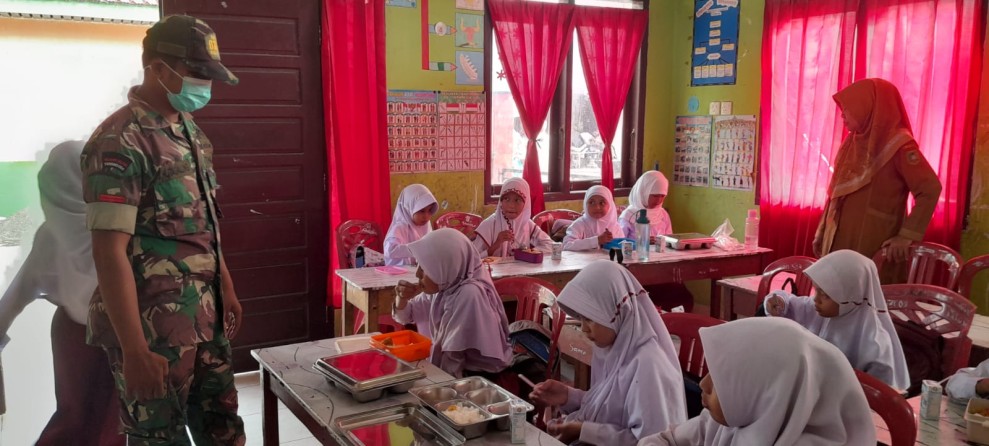 Dukung Ketahanan Pangan dan Gizi Anak, Babinsa Dampingi Penyaluran Makan Sehat Bergizi di Merbau