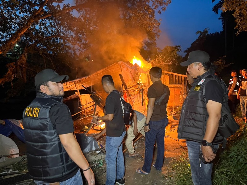 Satresnarkoba Polrestabes Medan Bumihanguskan Sarang Narkoba Klambir V