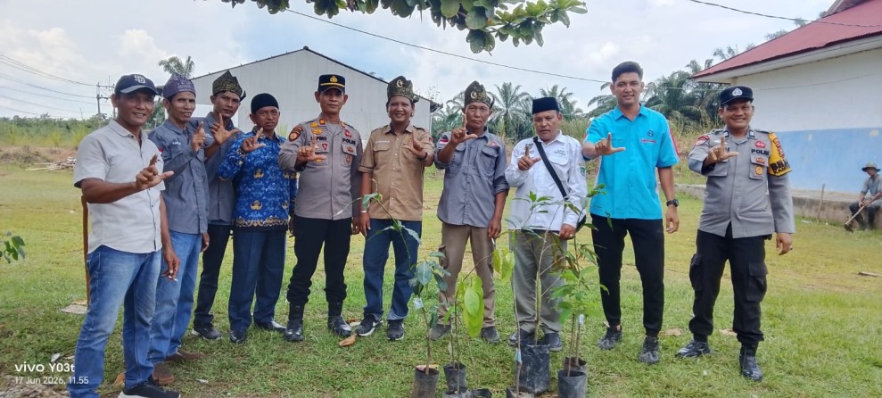 Dukung Green Policing, Laskar PAC RMRB- Kapolsek Kabun Gelar Aksi Penanam 1000 Pohon di SMPN 5