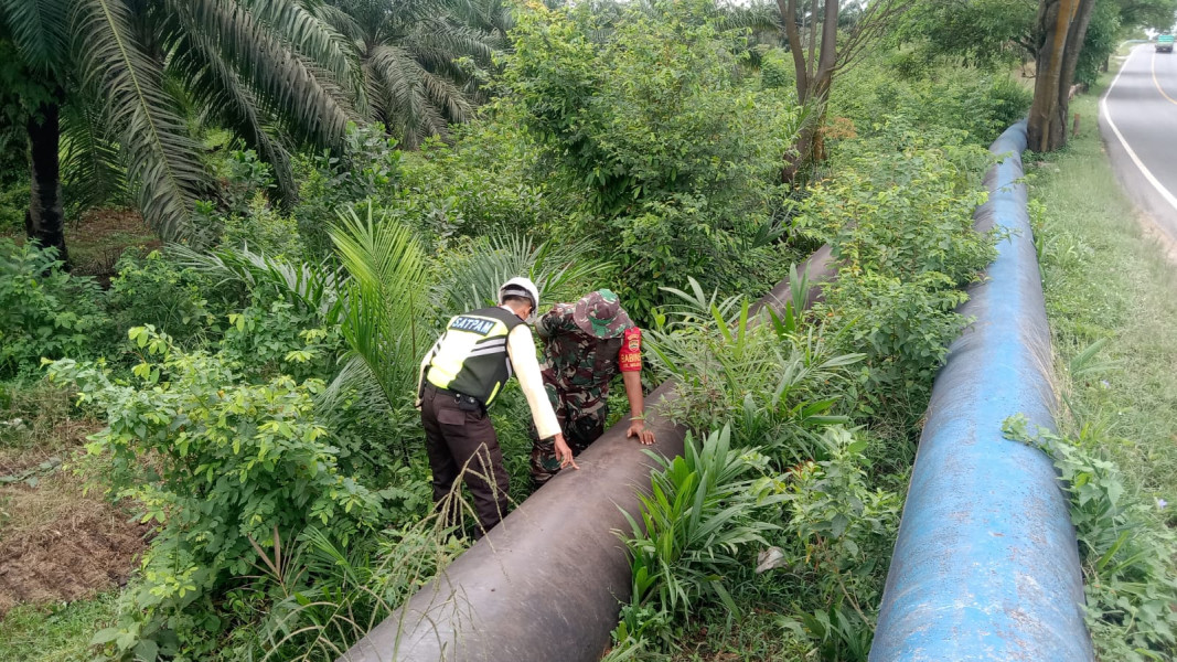 Cegah Gangguan Keamanan, Babinsa dan Security Pertamina Gelar Patroli Pipa Minyak dari Dumai Timur Hingga Dumai Selatan
